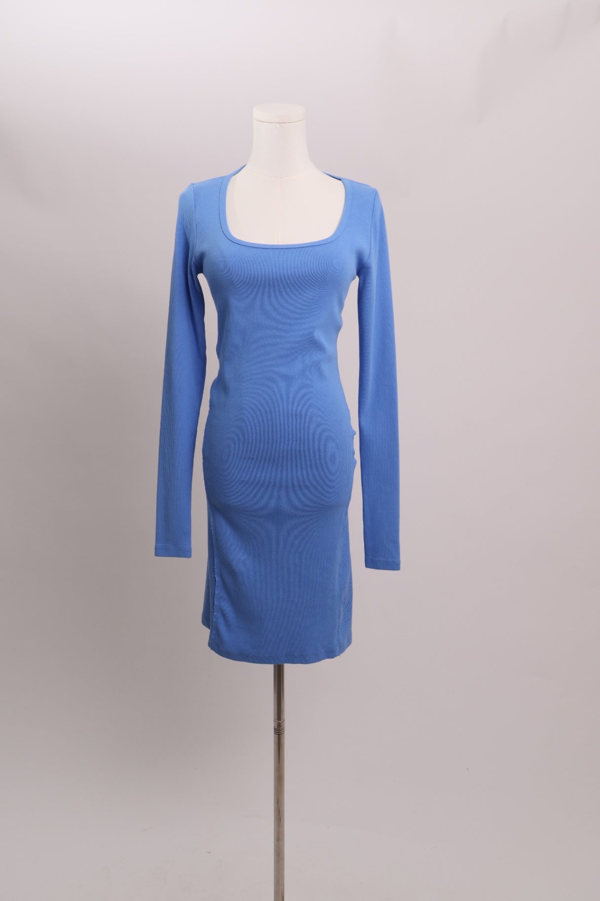 Robe manches longues mi-longueur moulante