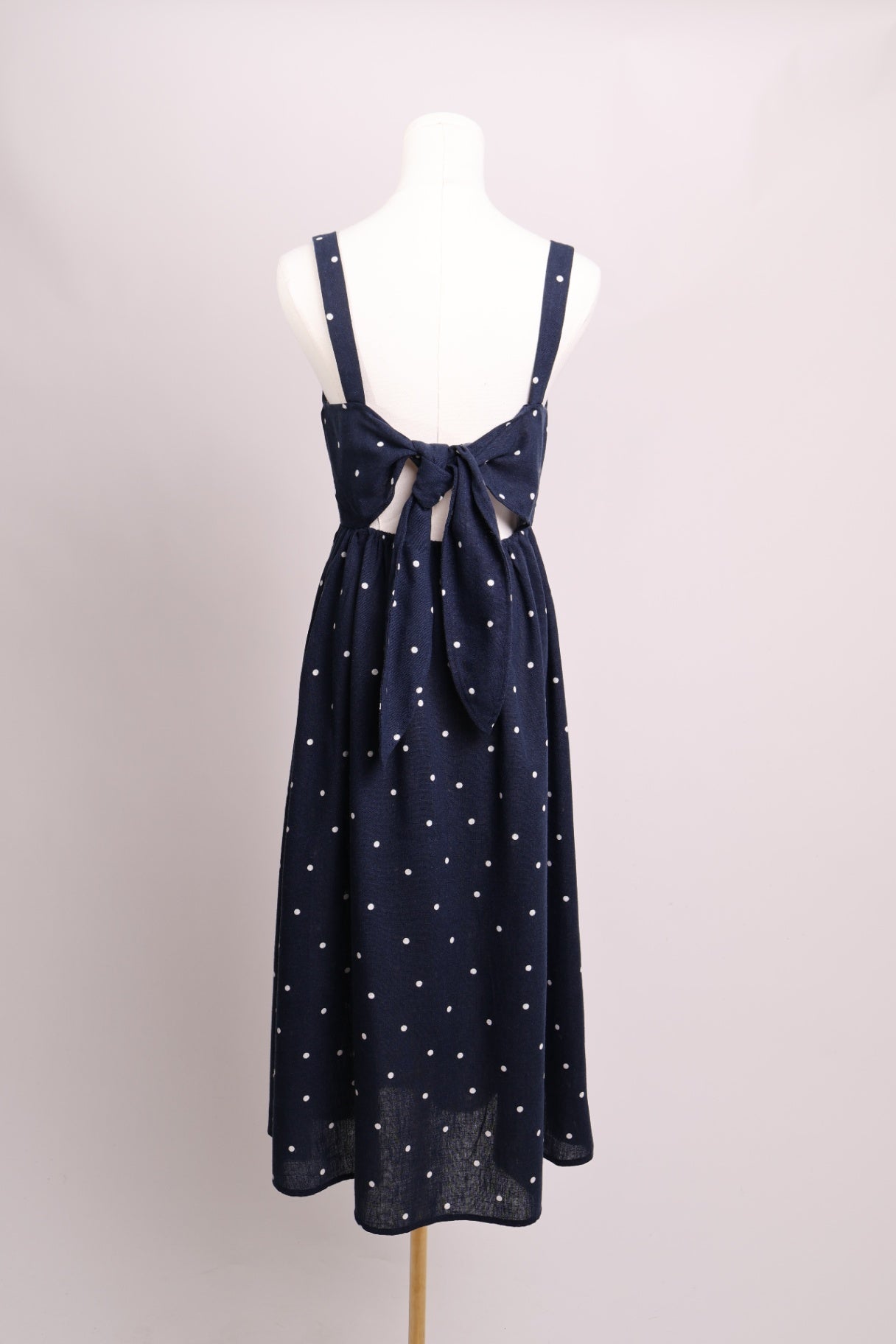 Robe midi marine à pois avec dos ouvert noué
