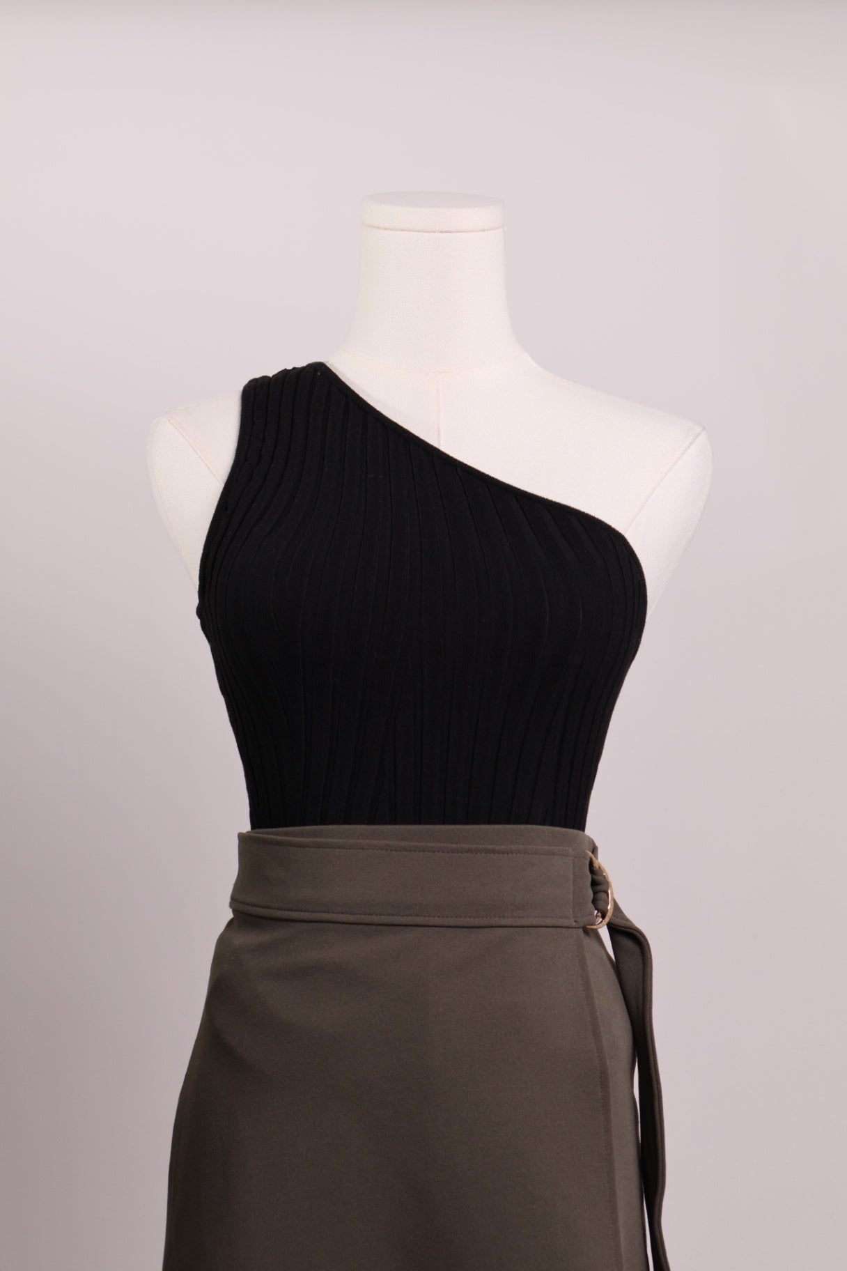 Camisole asymétrique à une bretelle côtelée