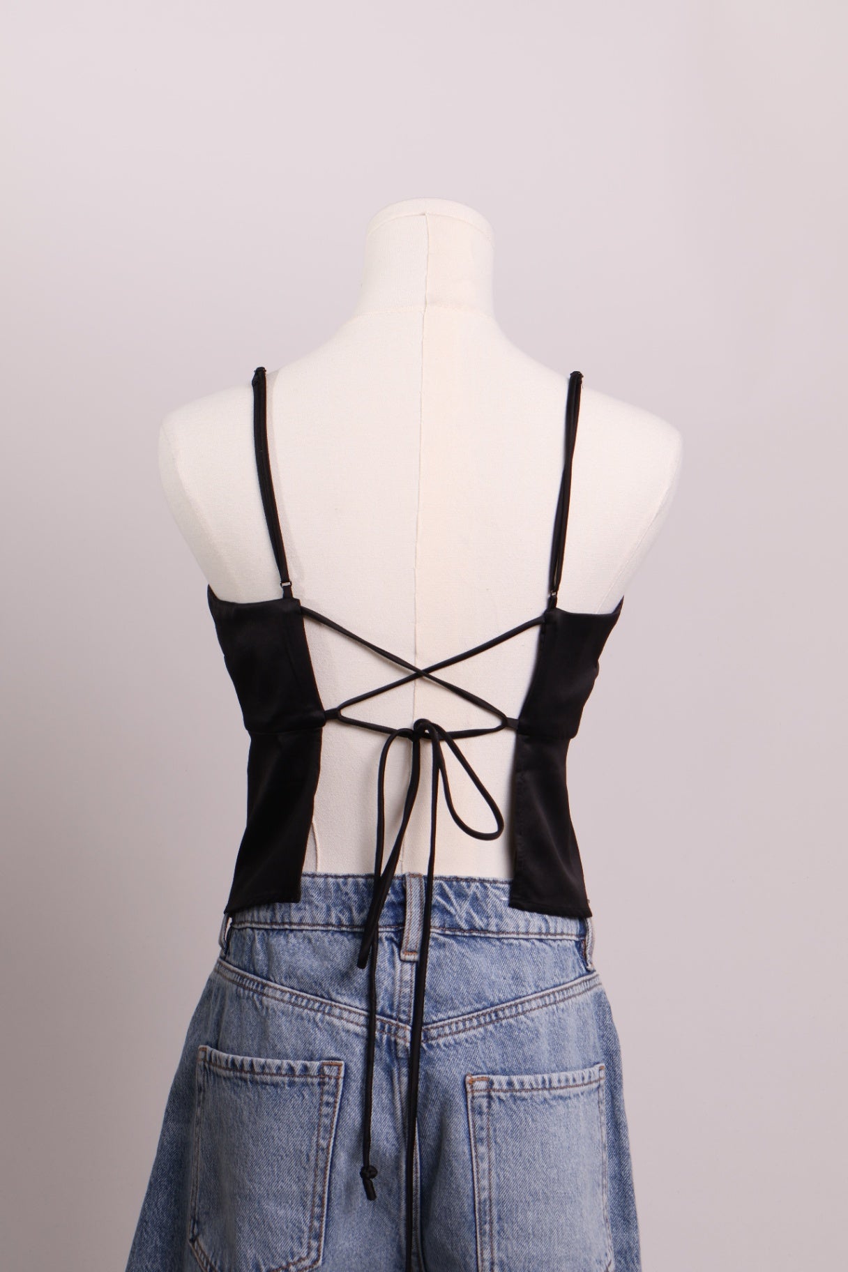 Camisole satiné dos ouvert avec lacets