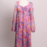 Robe maxi lilas à fleurs avec détail nid d’abeille