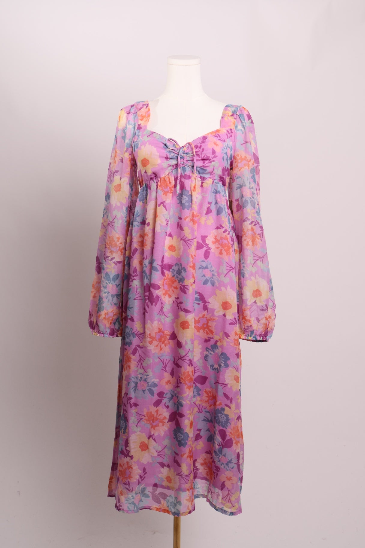 Robe maxi lilas à fleurs avec détail nid d’abeille