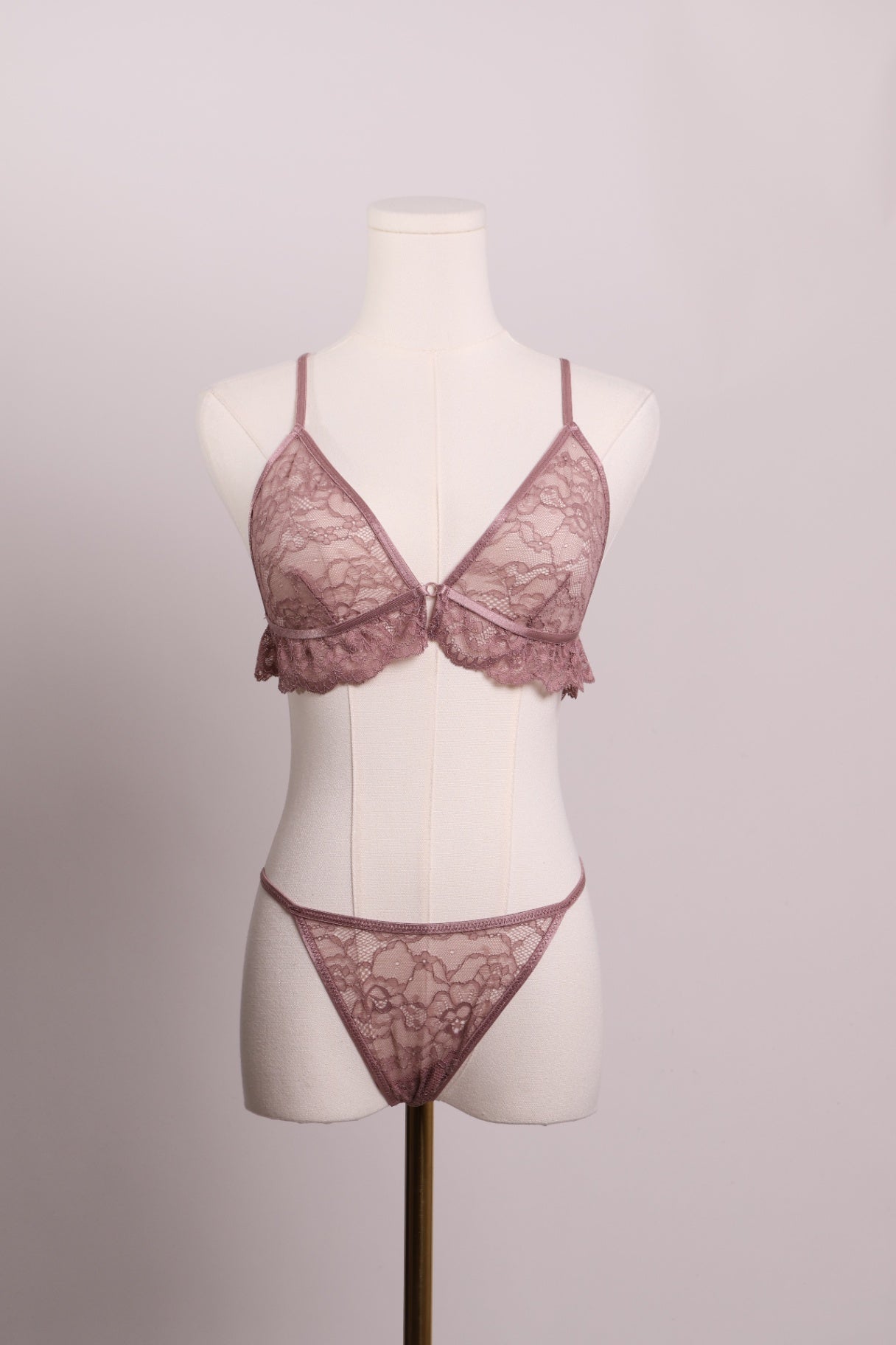 Ensemble bralette et string en dentelle mauve