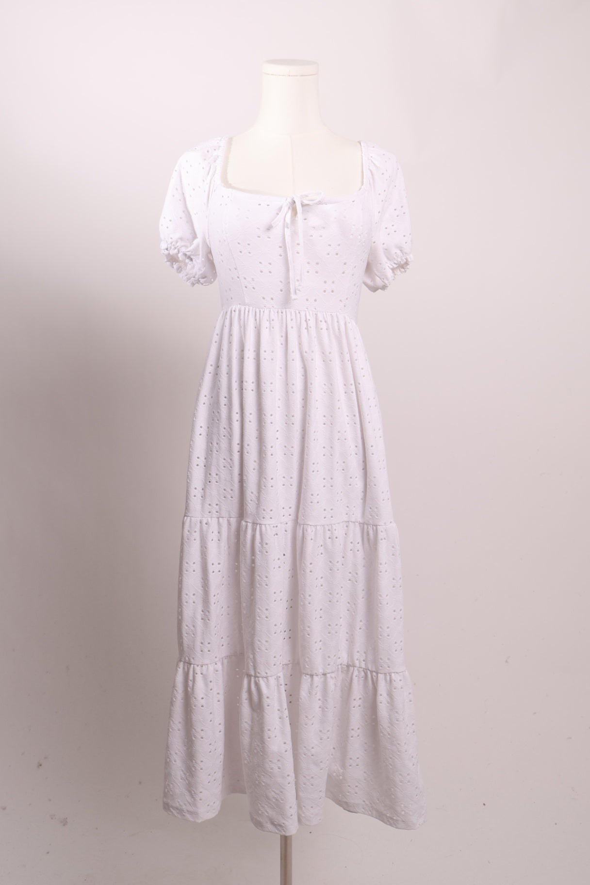 Robe d'été avec broderie et manches tombantes