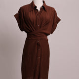 Robe à col chemise nouée au dos