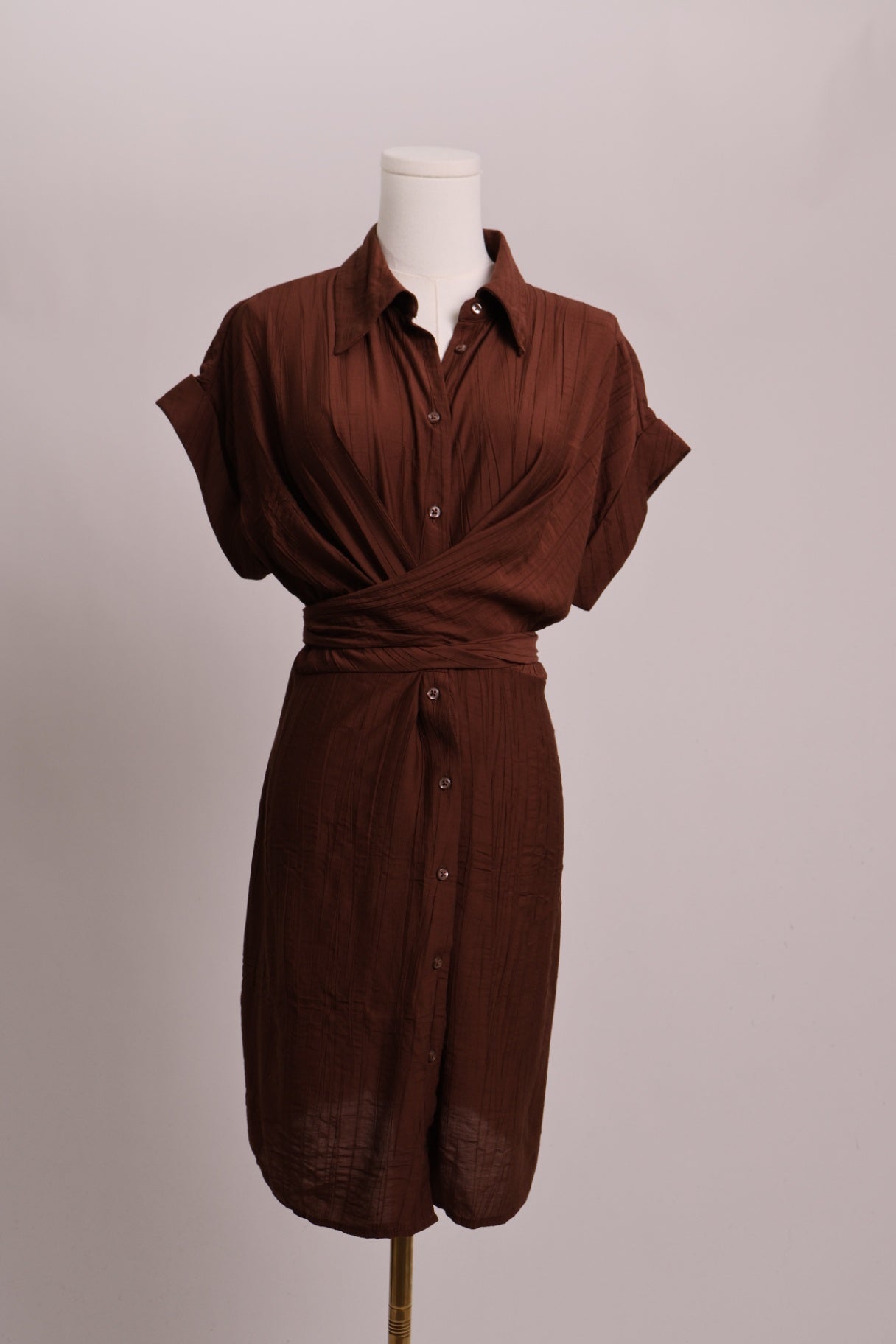 Robe à col chemise nouée au dos