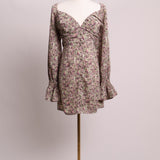 Robe fleurie à manches bouffantes
