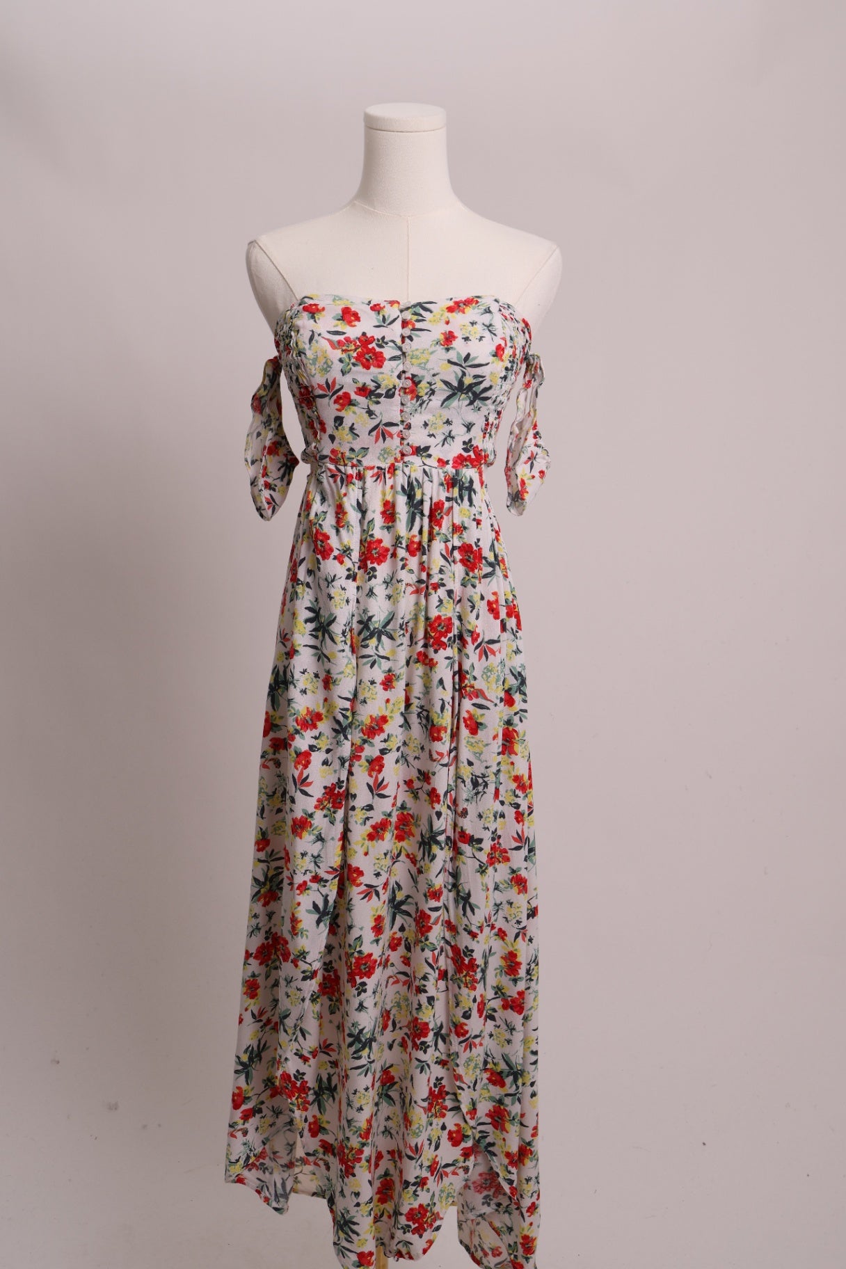 Robe blanche à imprimé floral éclatants