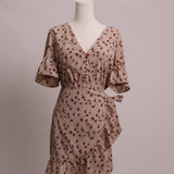 Robe fleurie à petits boutons