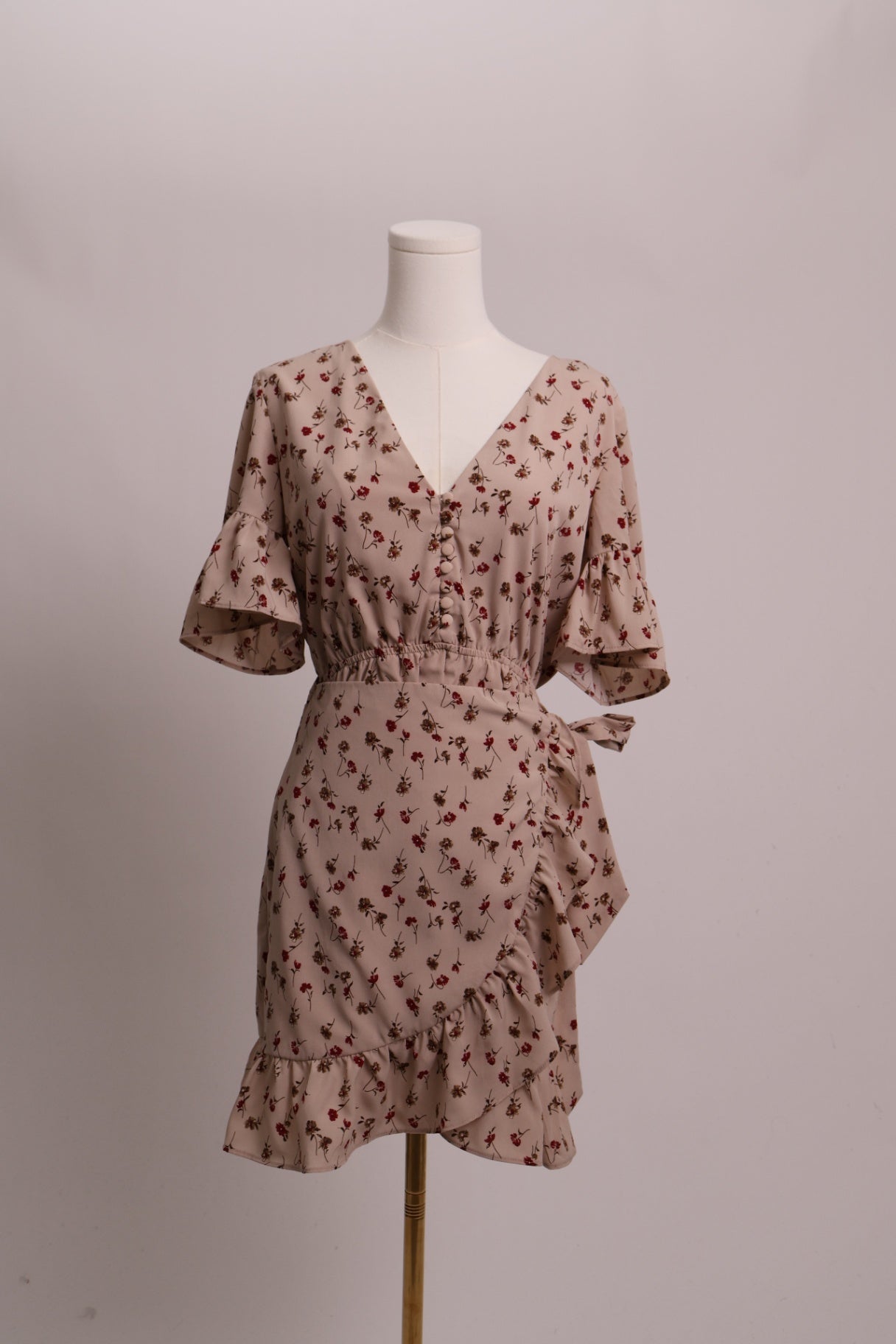 Robe fleurie à petits boutons
