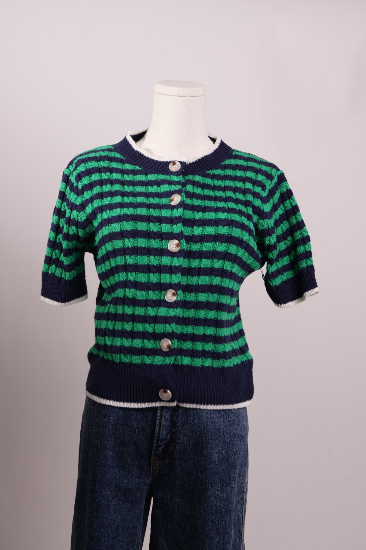 Chandail à tricot ligné avec boutons