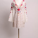 Robe courte à broderies florales