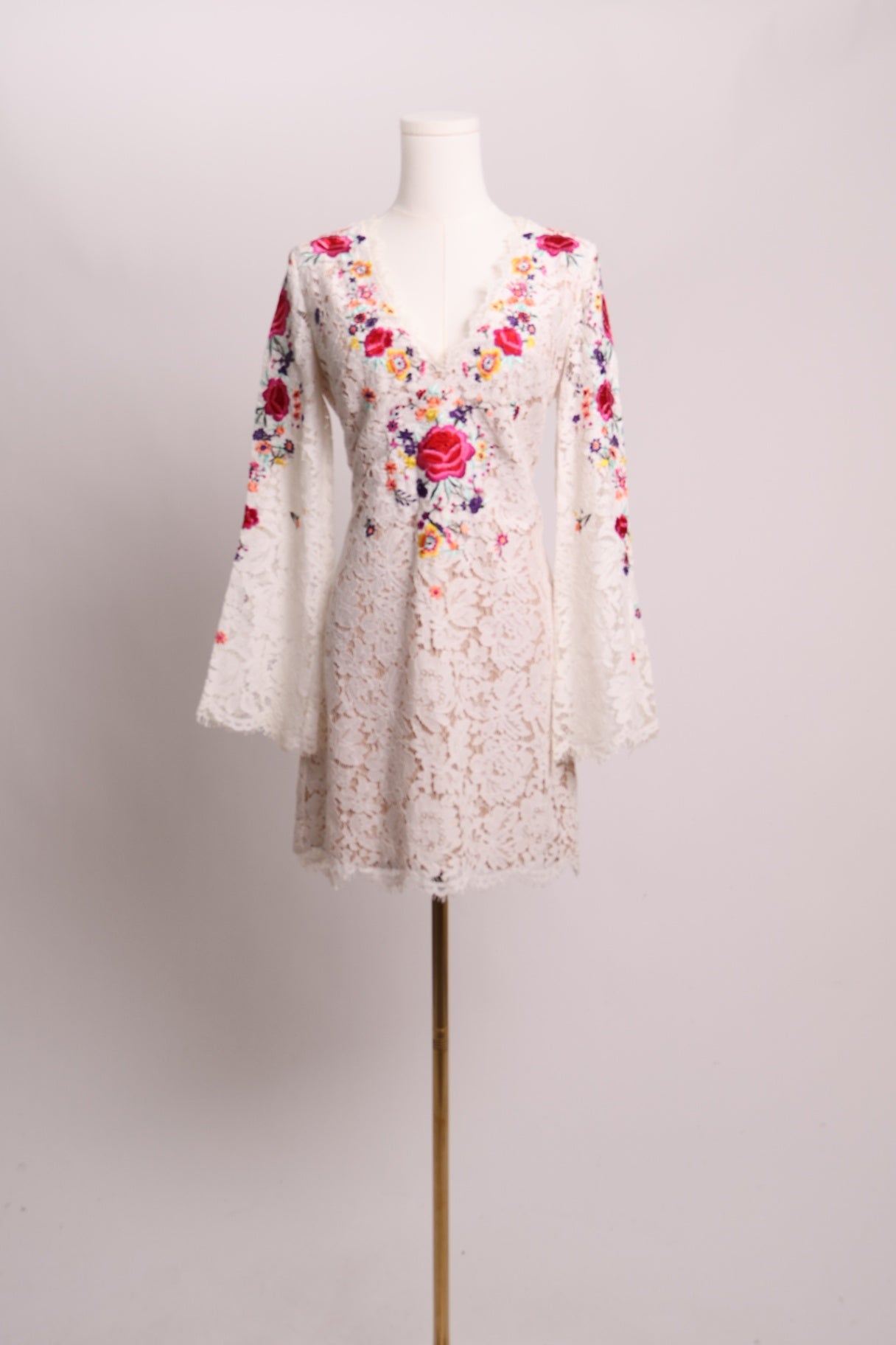 Robe courte à broderies florales