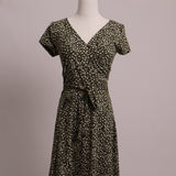 Robe courte olive à fleurs blanches