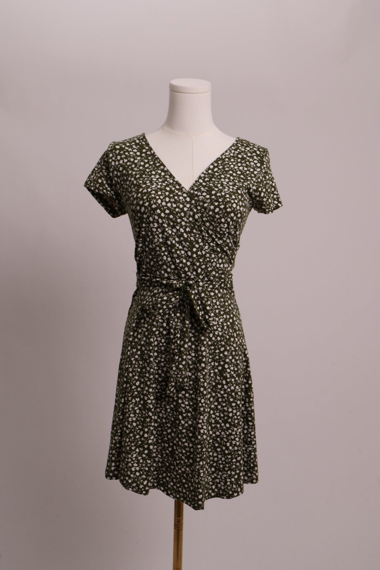 Robe courte olive à fleurs blanches