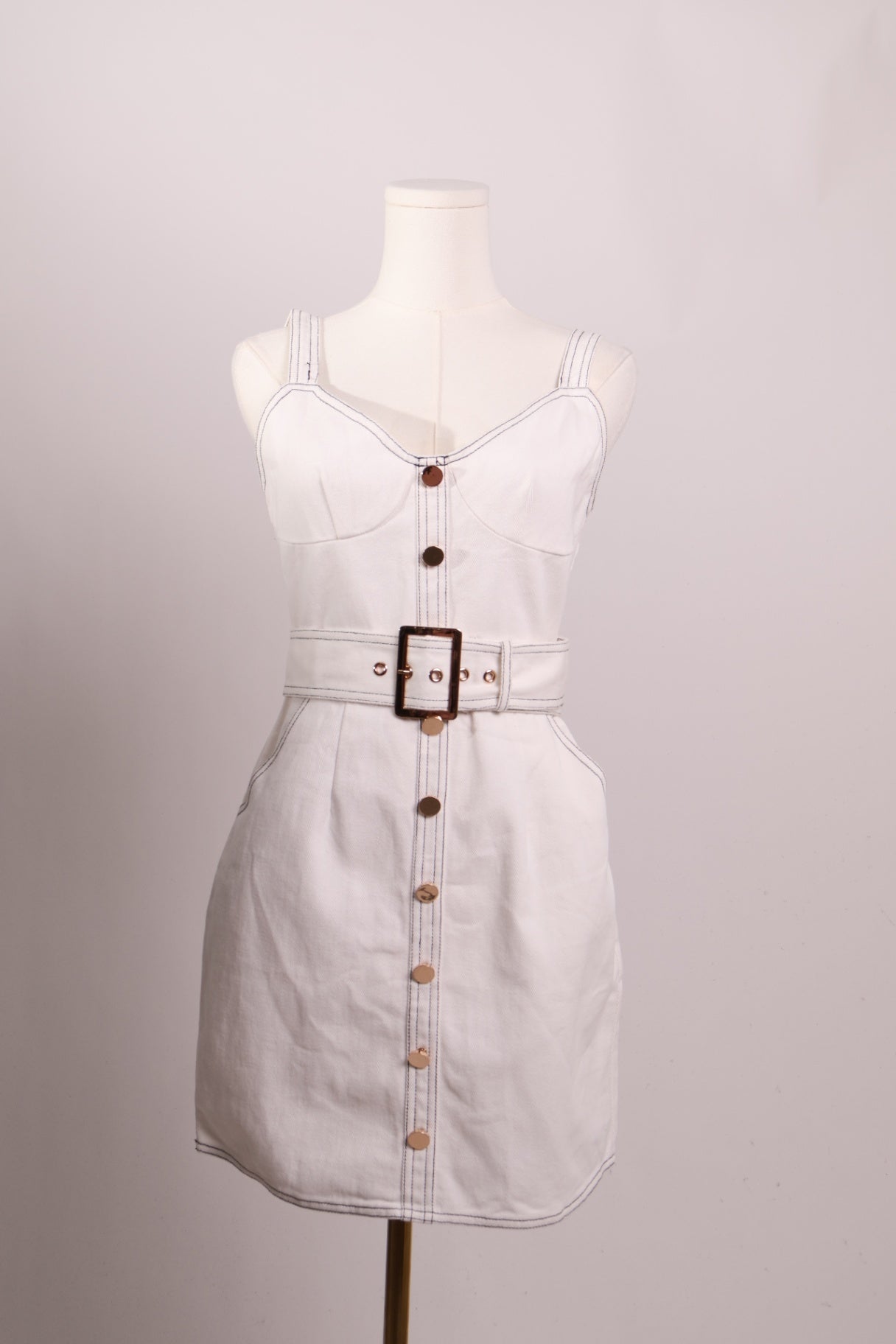 Robe en denim faux boutons et ceinture
