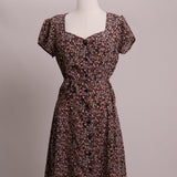Robe fleurie à boutons