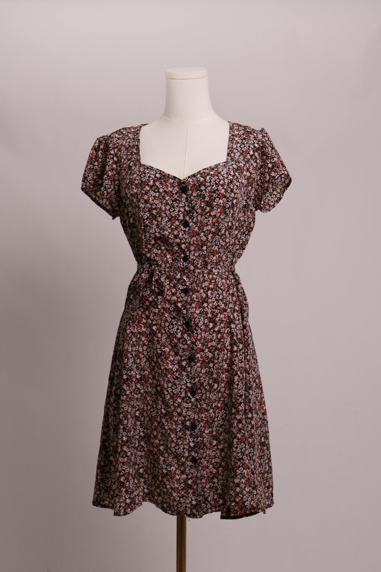 Robe fleurie à boutons