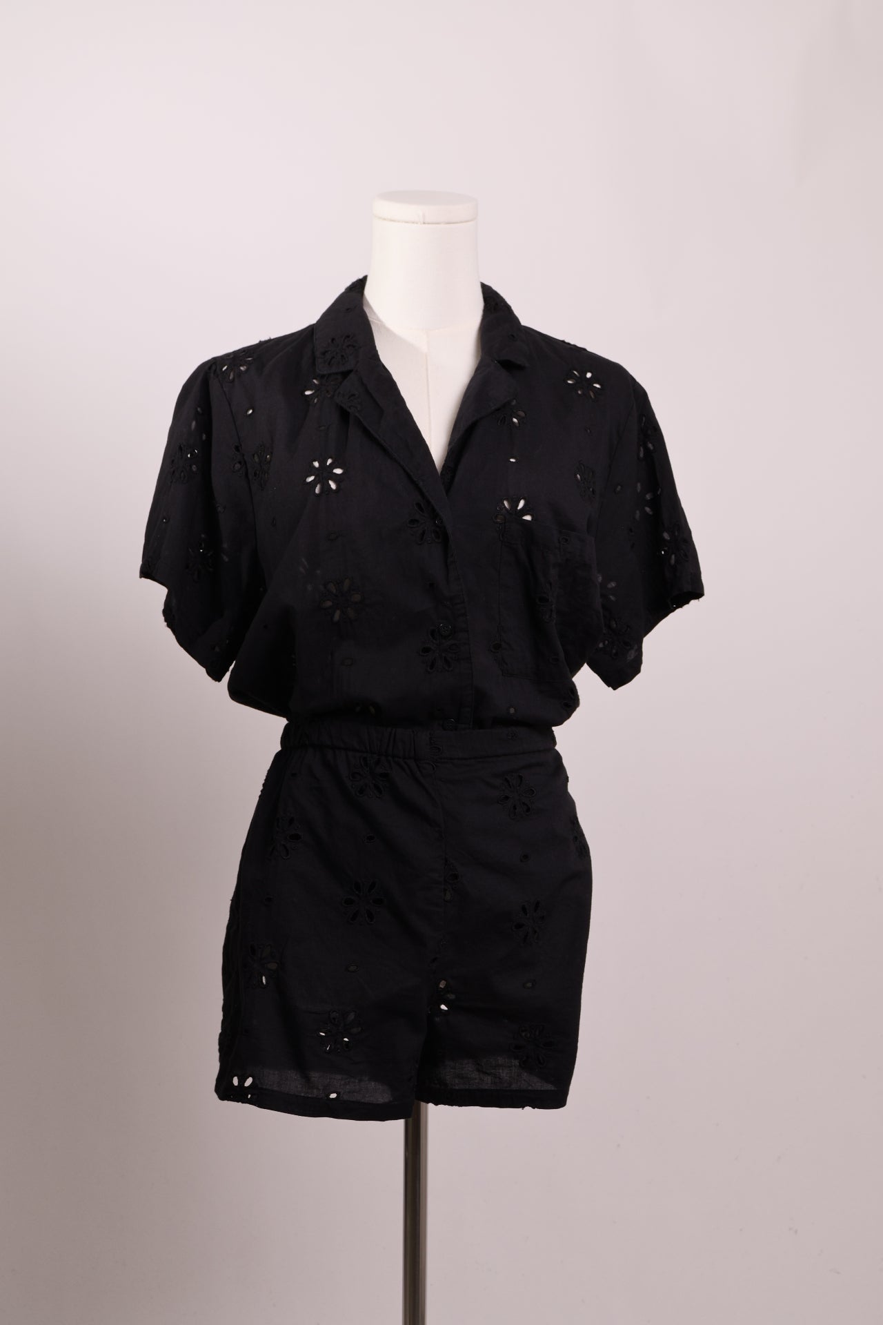 Ensemble d'été avec broderies de fleurs (Chemisier et short)