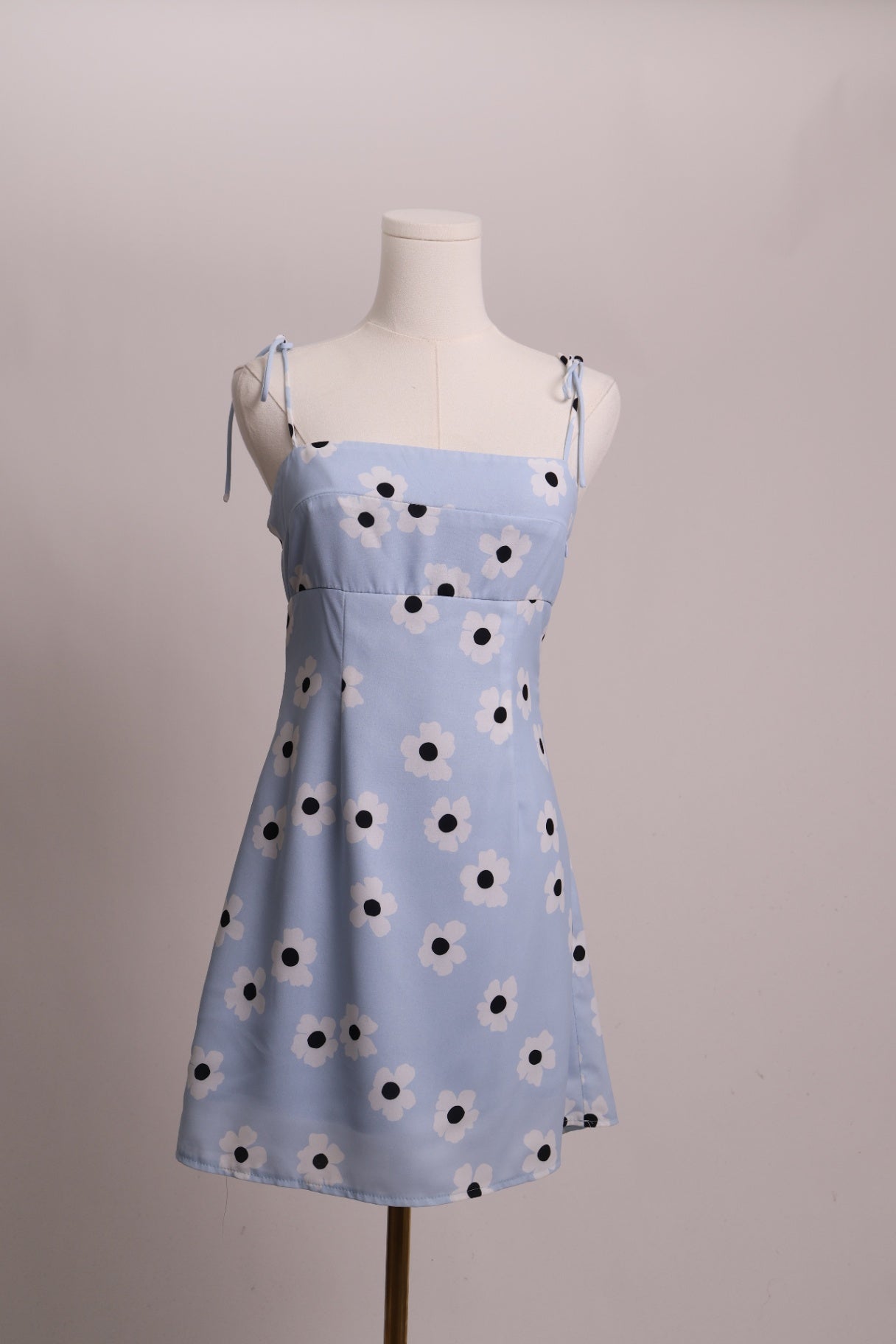 Robe fleurie avec bretelles nouées