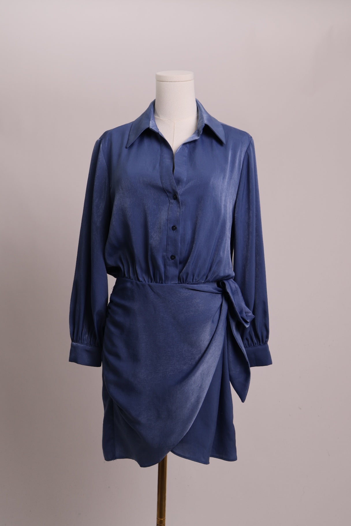 Robe chemise satinée bleu nuit