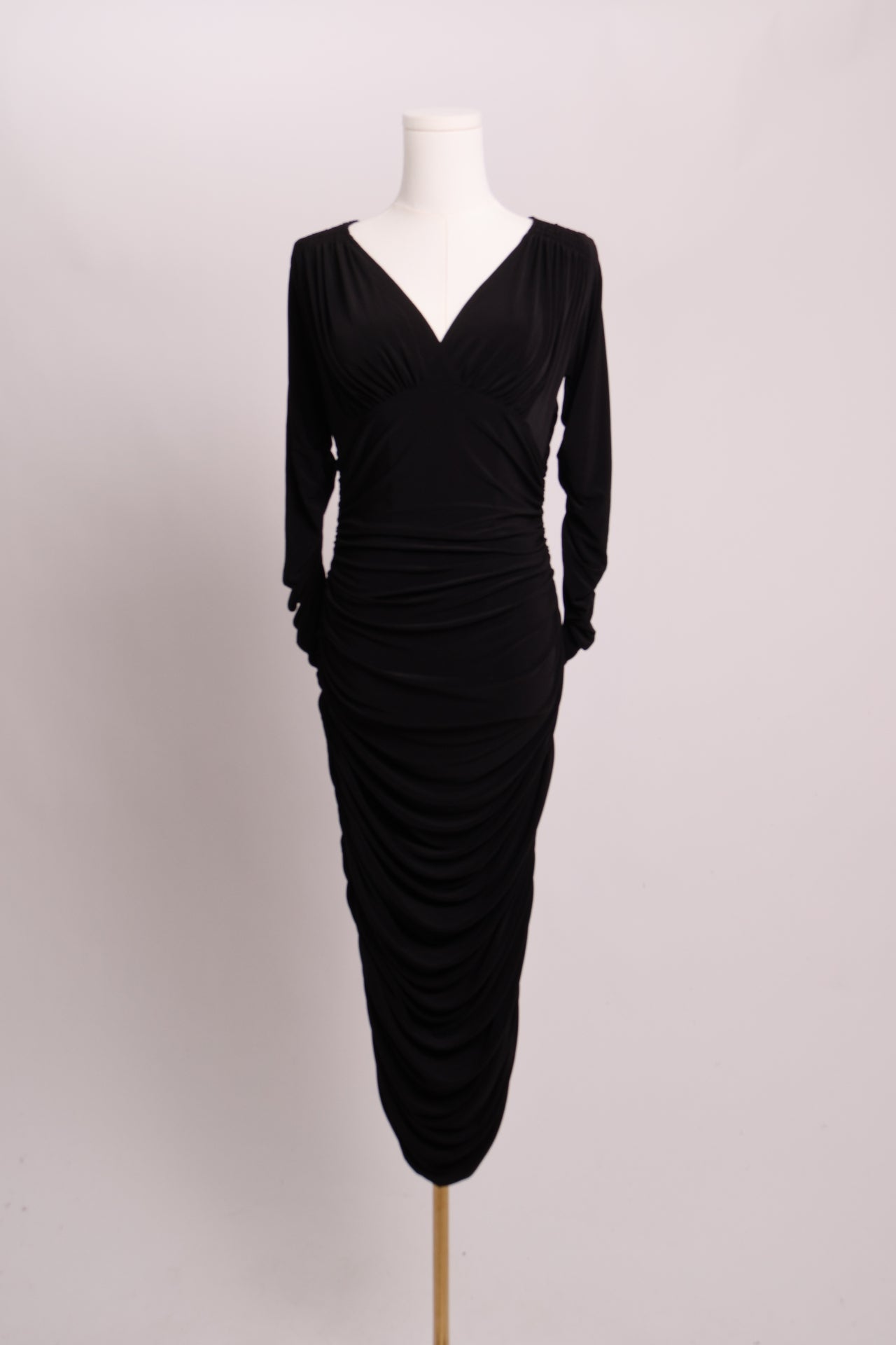 Robe moulante noire froncée