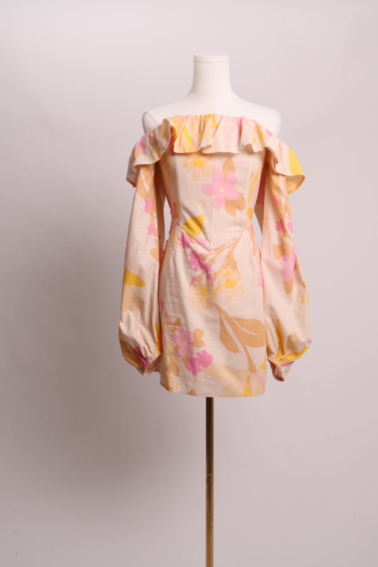 Robe estivale à épaules dénudées et manches bouffantes