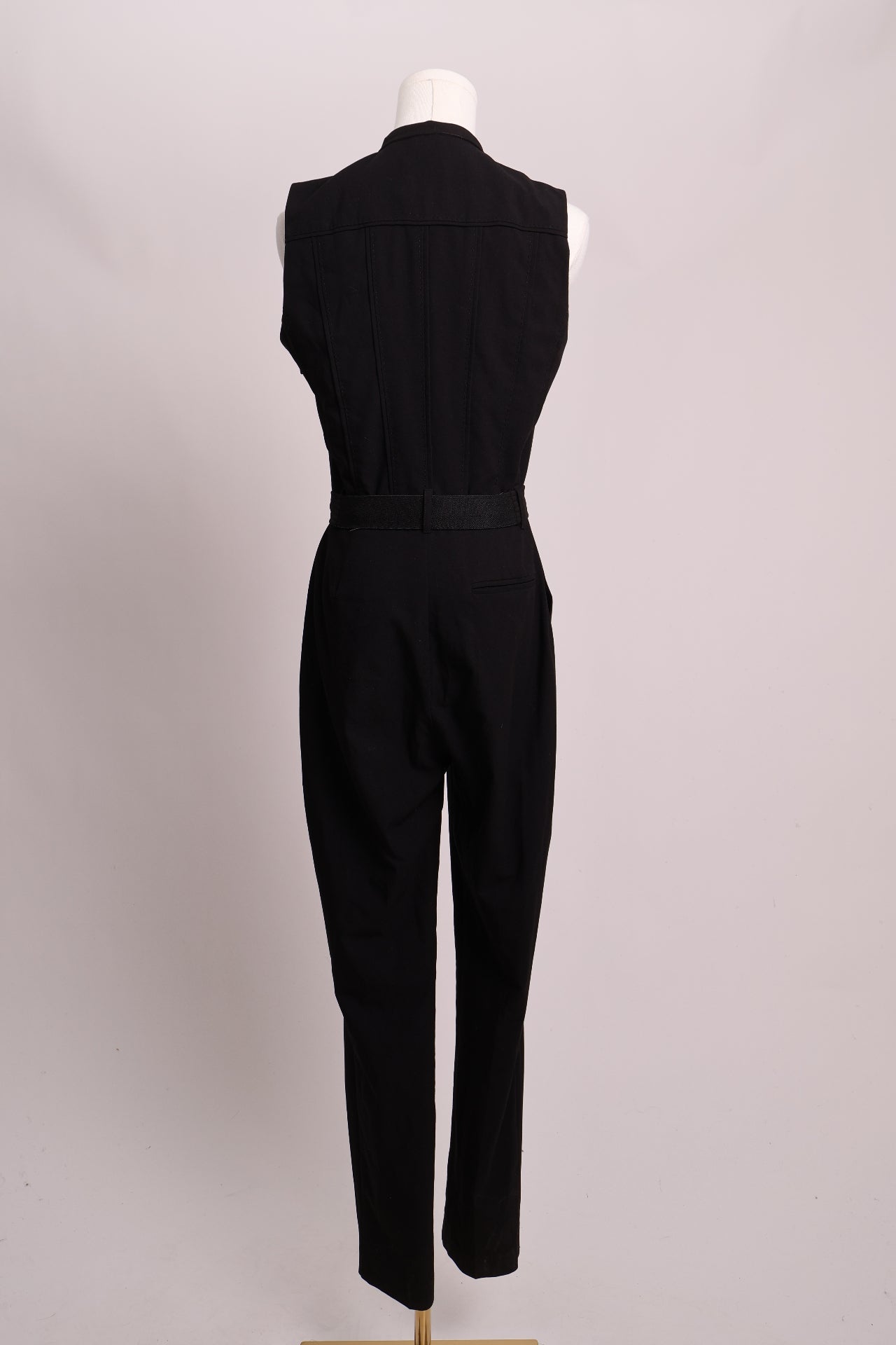 Combinaison avec ceinture dorée