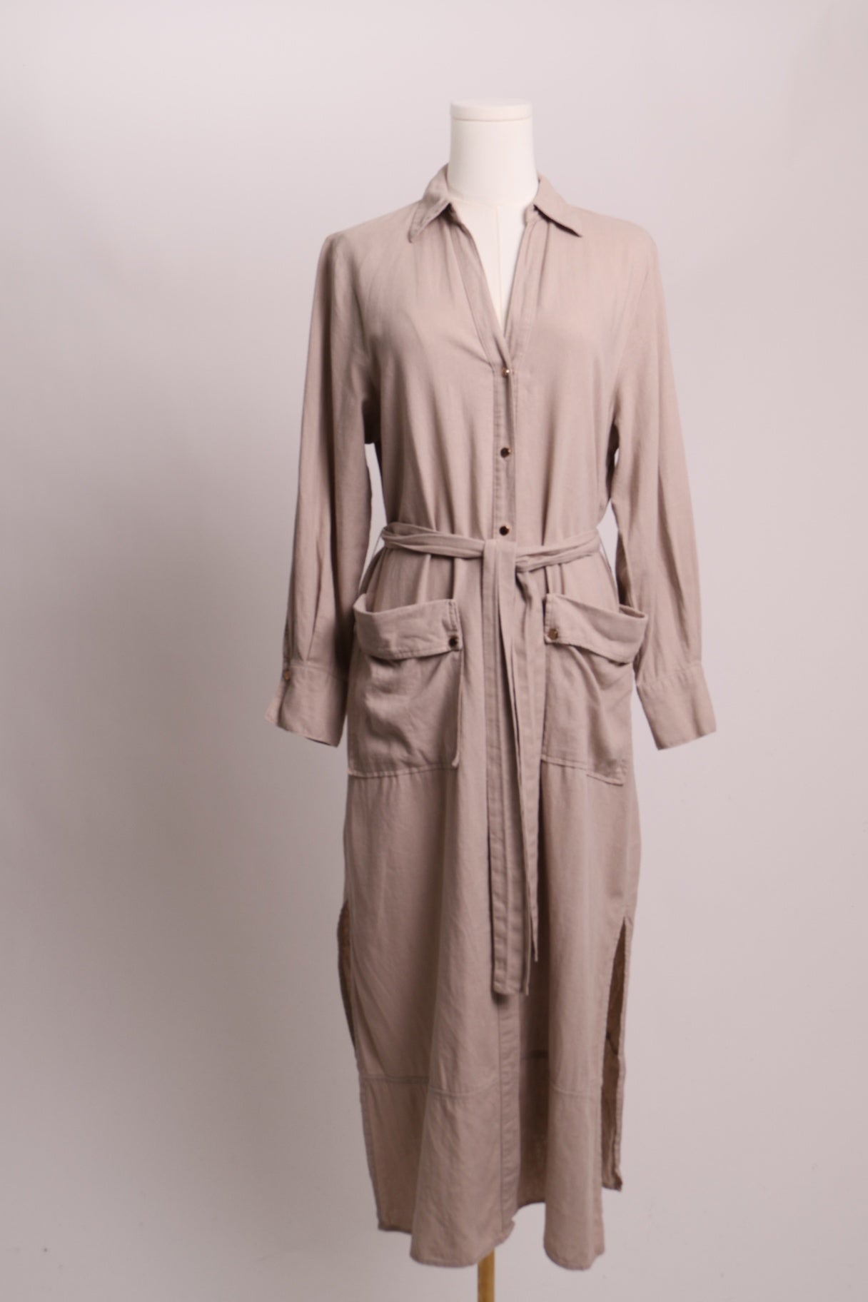Robe chemise taupe ceinturée