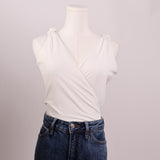 Justaucorps (bodysuit) croisé avec un nœud aux épaules