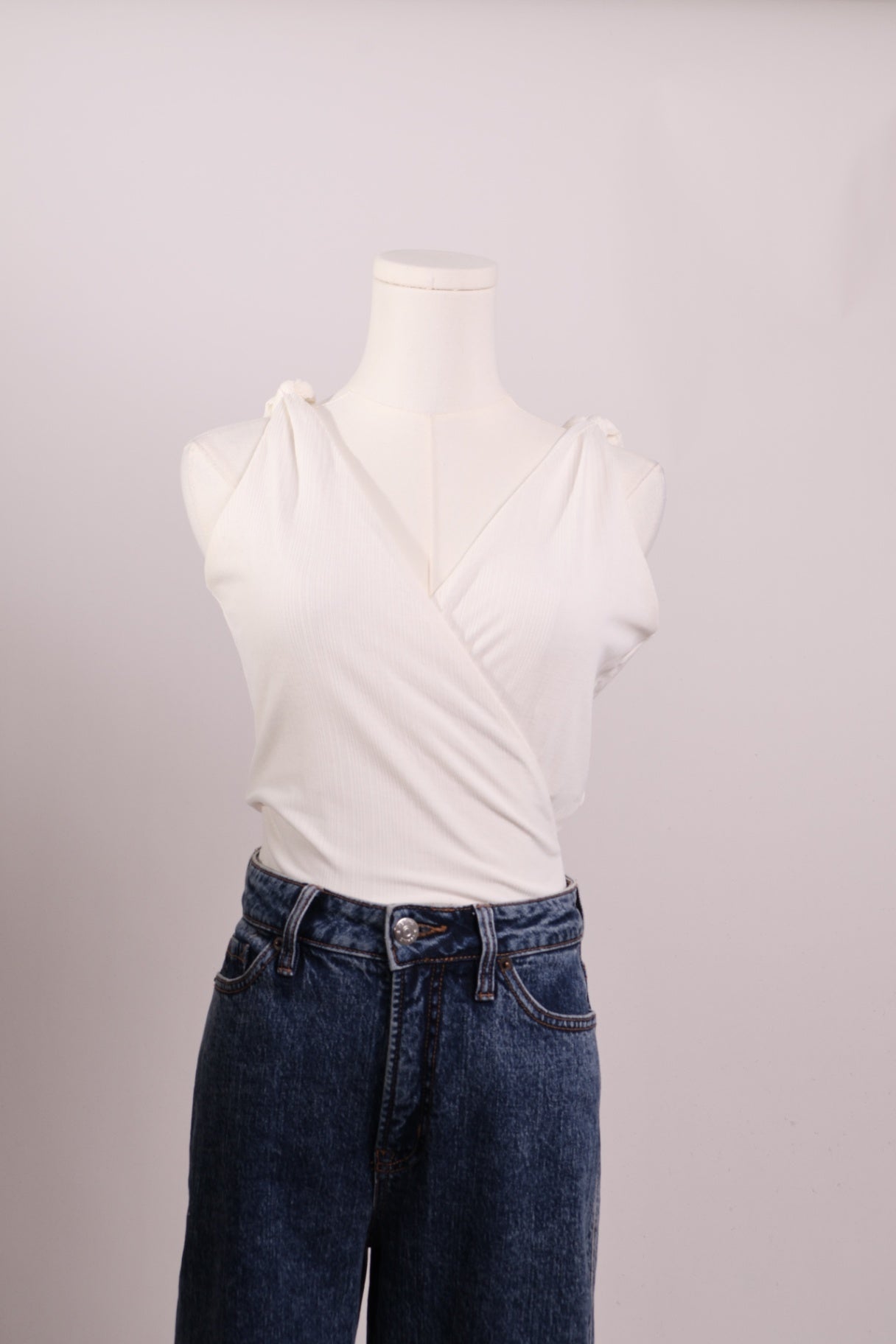 Justaucorps (bodysuit) croisé avec un nœud aux épaules