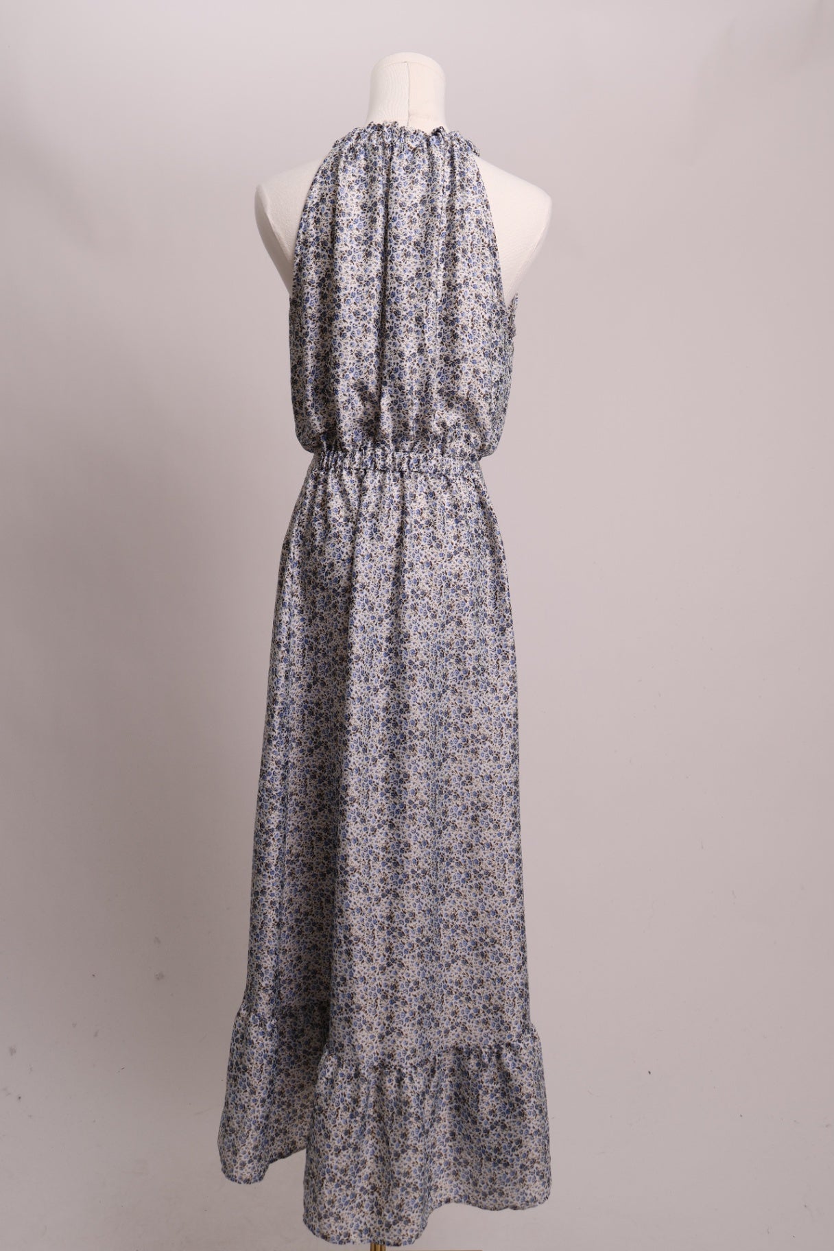 Robe longue fleurie sans manches satinée