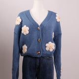Cardigan bleu avec fleurs blanches
