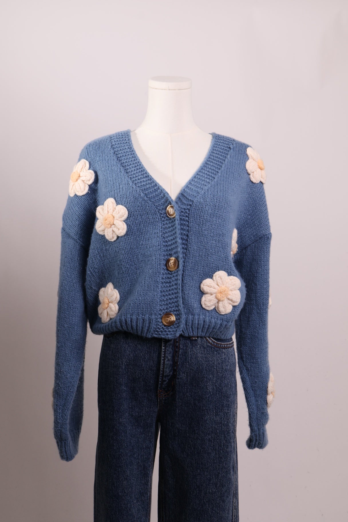 Cardigan bleu avec fleurs blanches