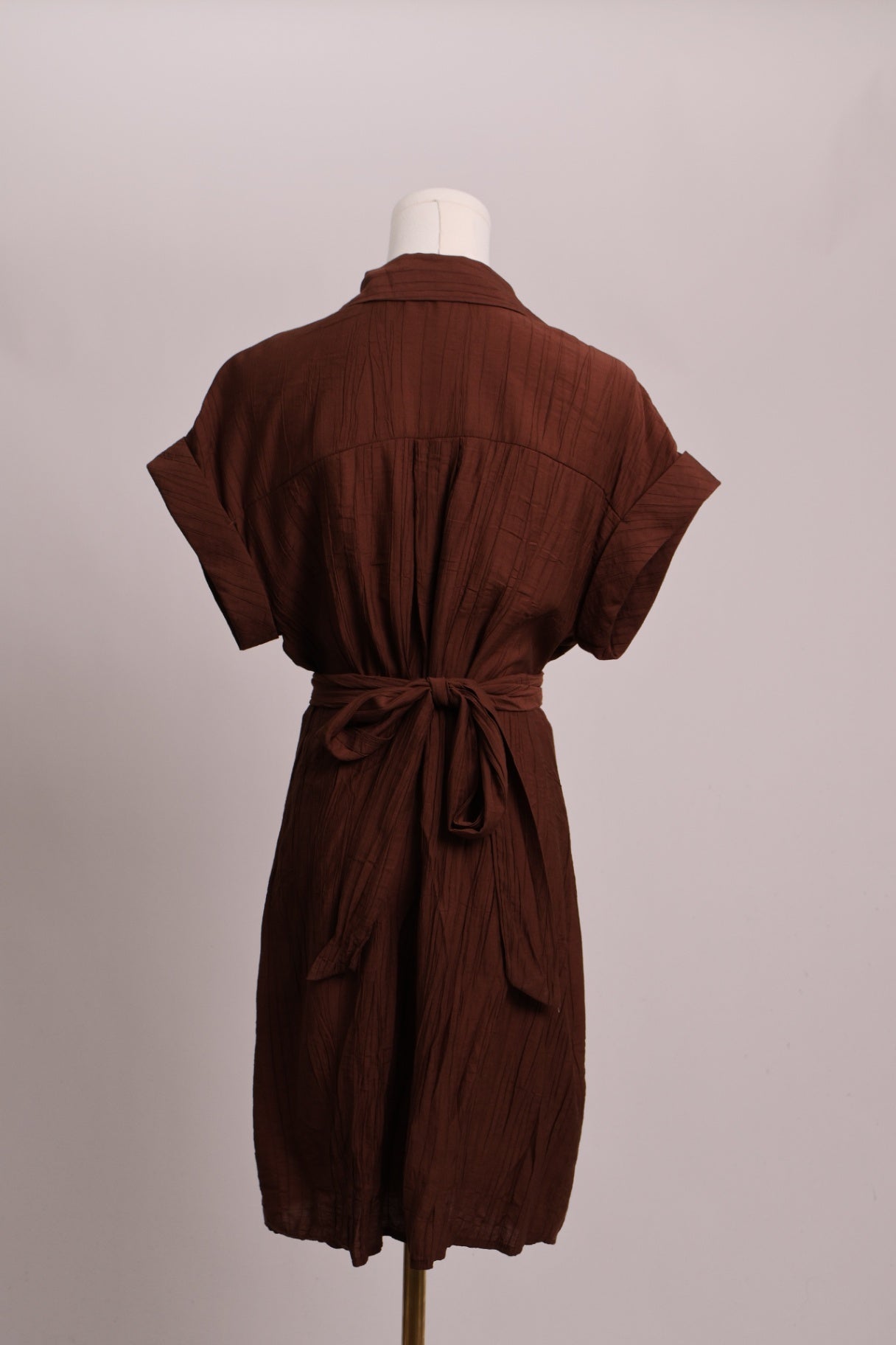 Robe à col chemise nouée au dos