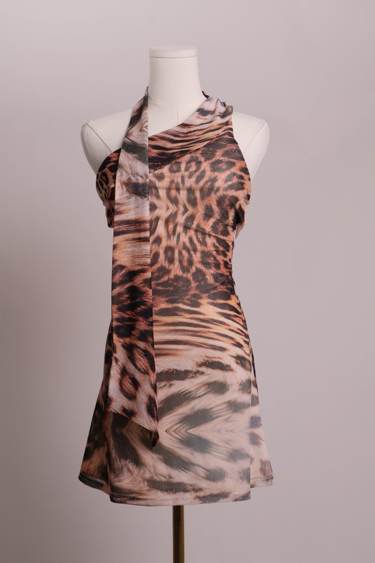 Robe motif animalier à encolure asymétrique