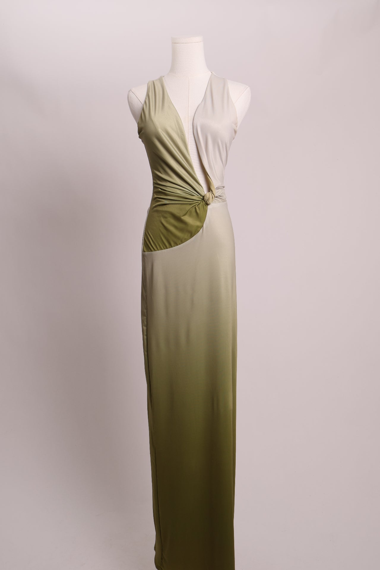 Robe moulante à décolleté plongeant