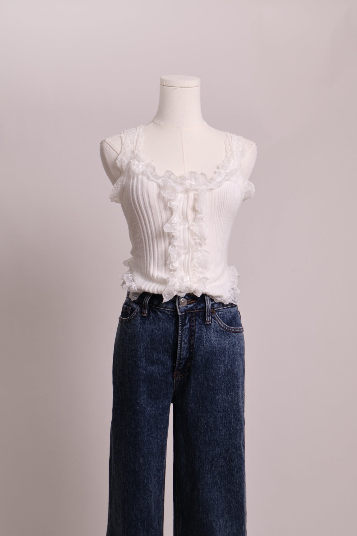 Camisole à boutons et dentelle