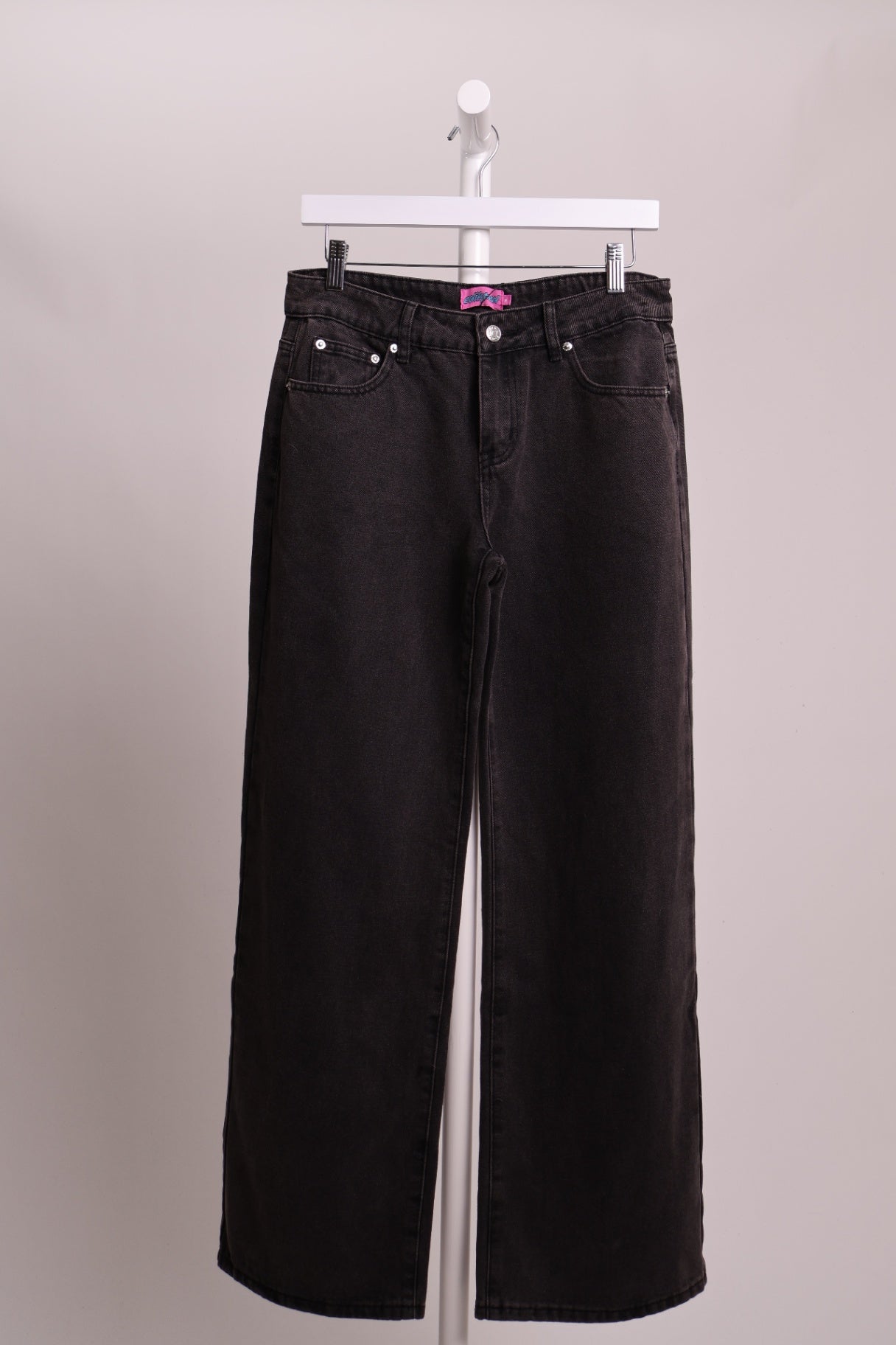 Jeans à jambes larges avec boucles rose