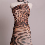 Robe motif animalier à encolure asymétrique