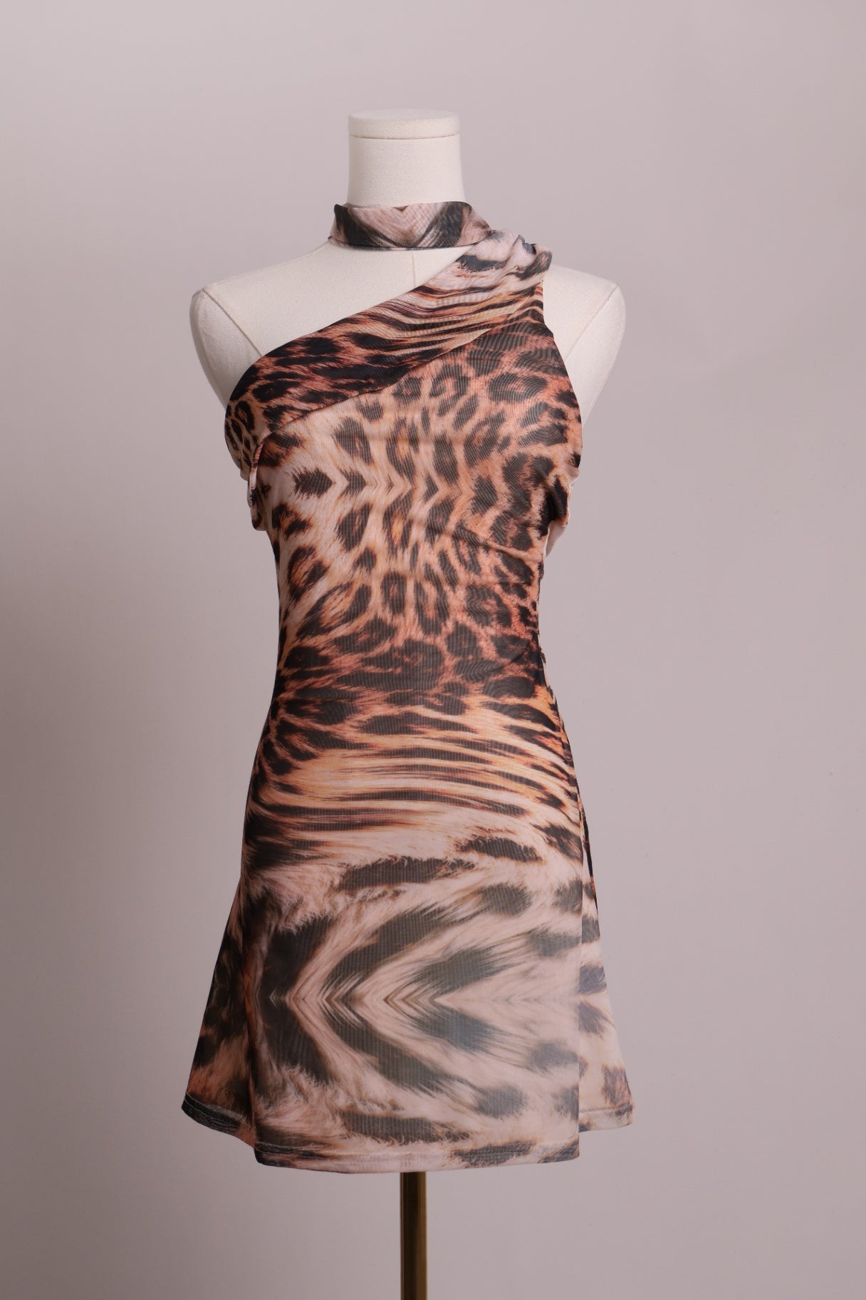 Robe motif animalier à encolure asymétrique