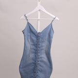 Robe en jeans lacée au devant