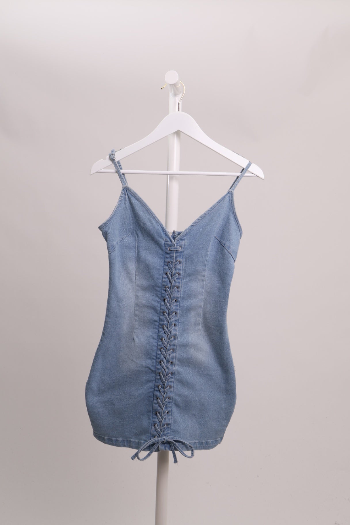 Robe en jeans lacée au devant