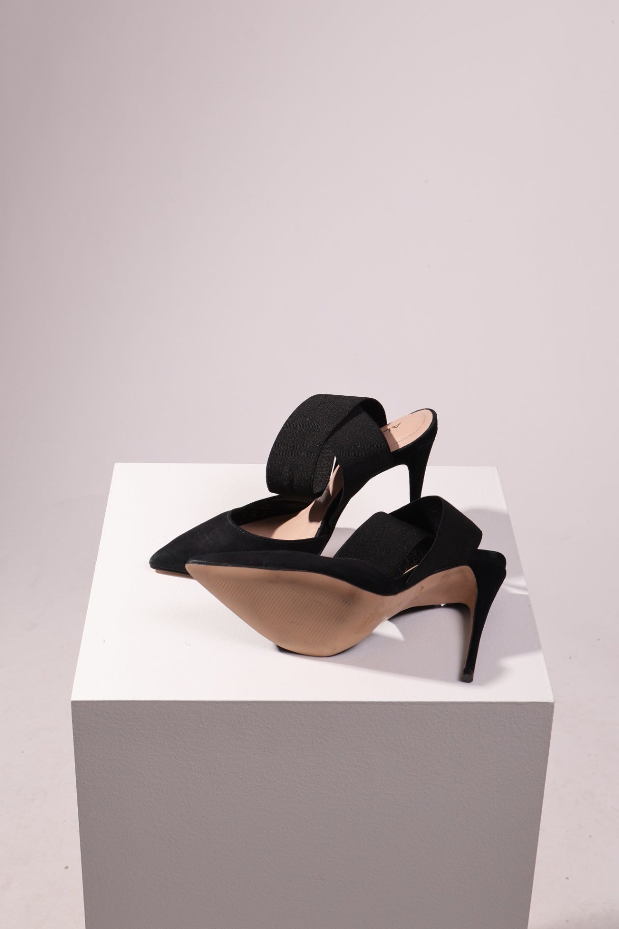 Chaussures à talons hauts avec ganse croisée au devant