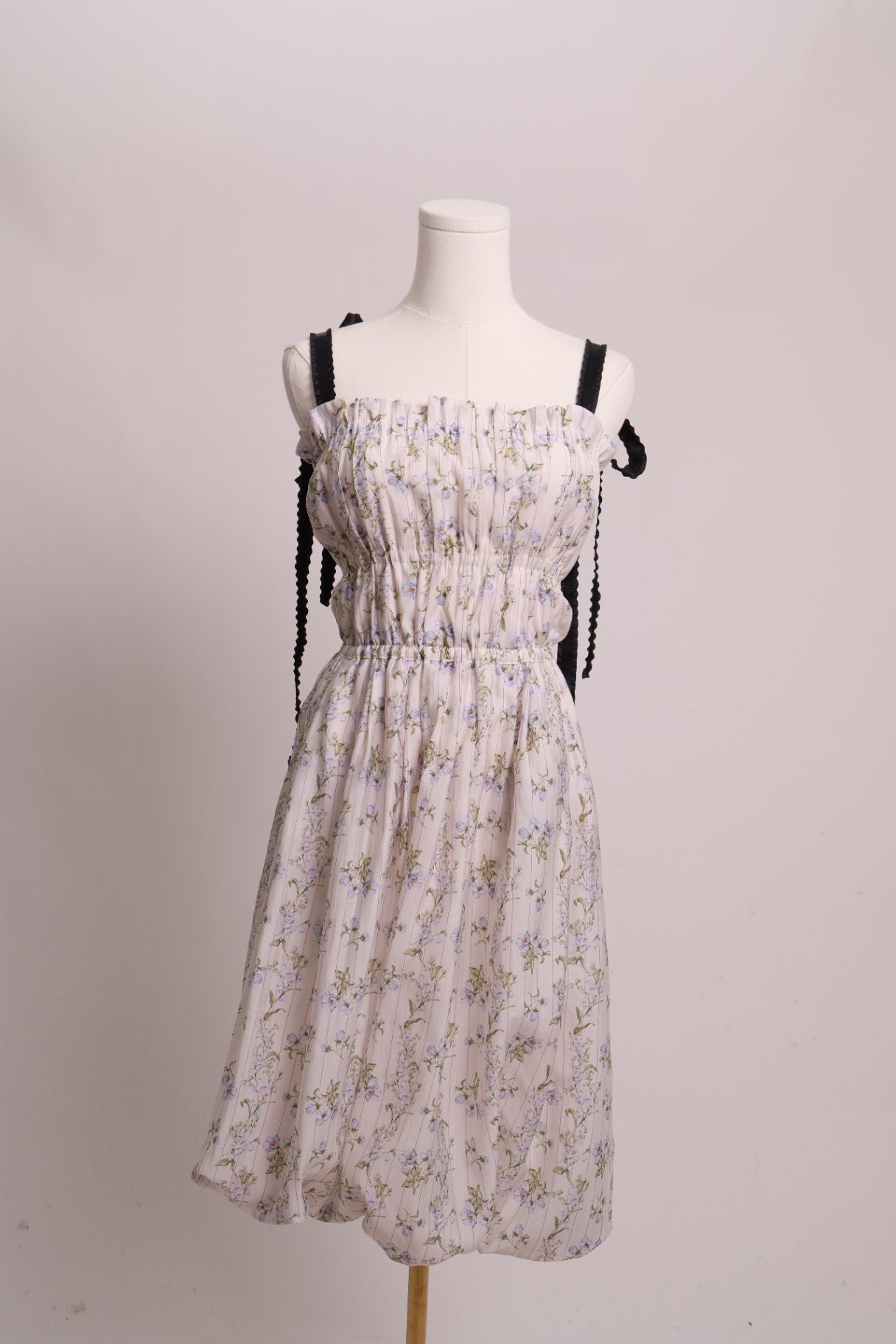 Robe fleurie à bretelles boucles contrastantes