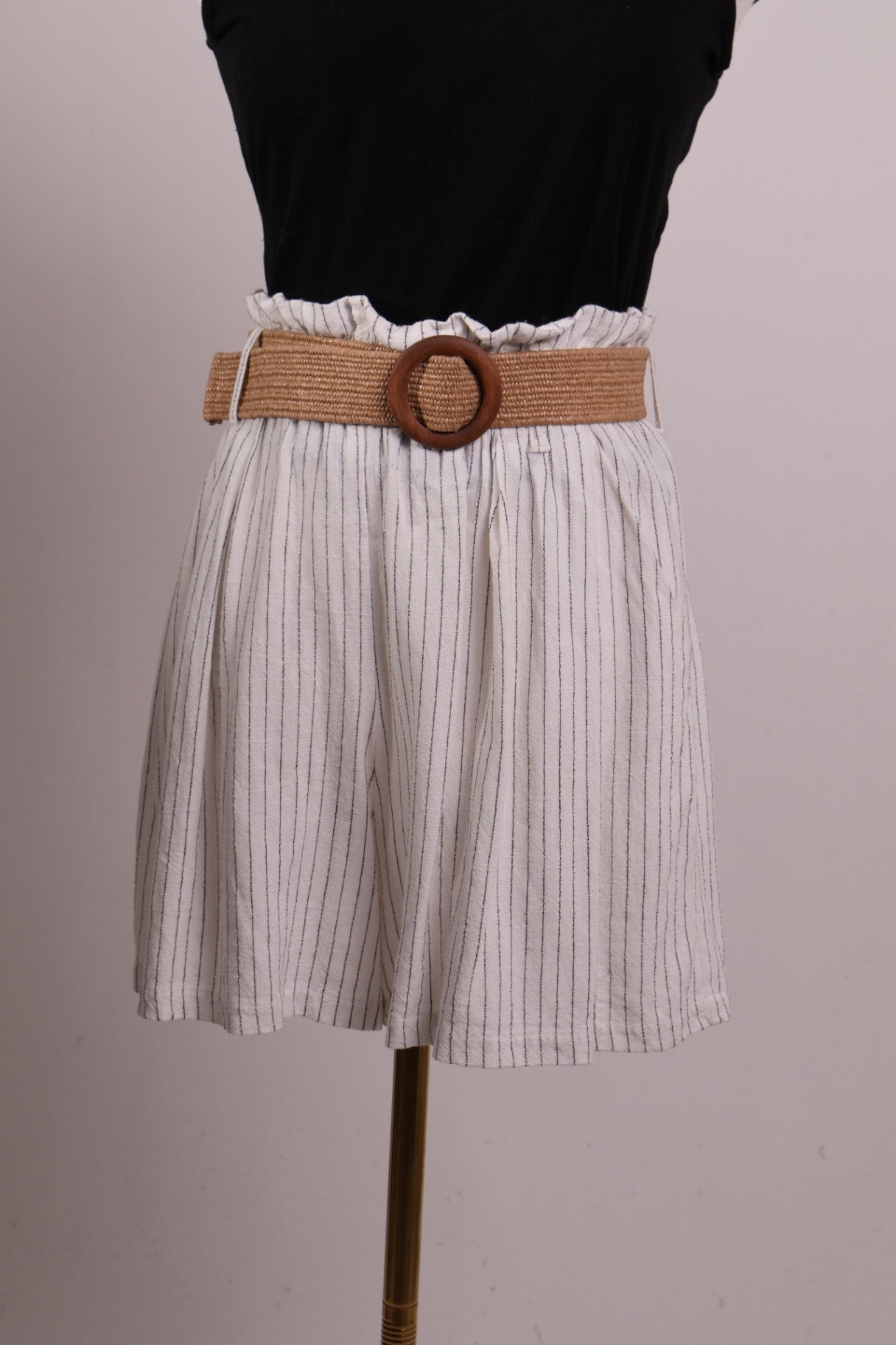 Short rayé avec ceinture intégrée