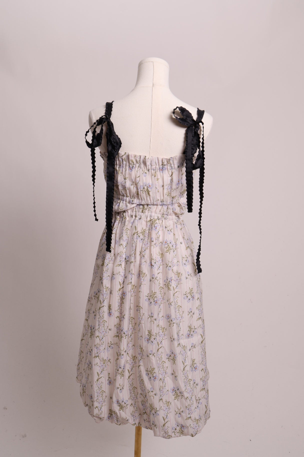 Robe fleurie à bretelles boucles contrastantes