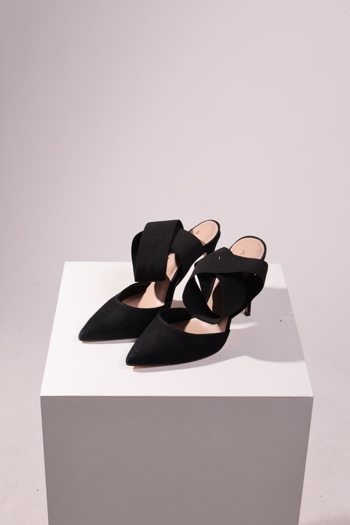 Chaussures à talons hauts avec ganse croisée au devant