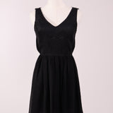 Robe courte à col en V dentelé