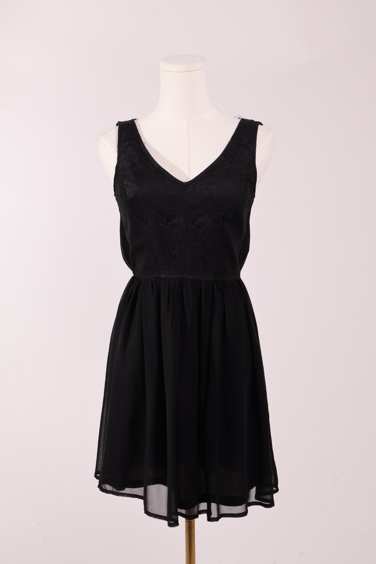 Robe courte à col en V dentelé
